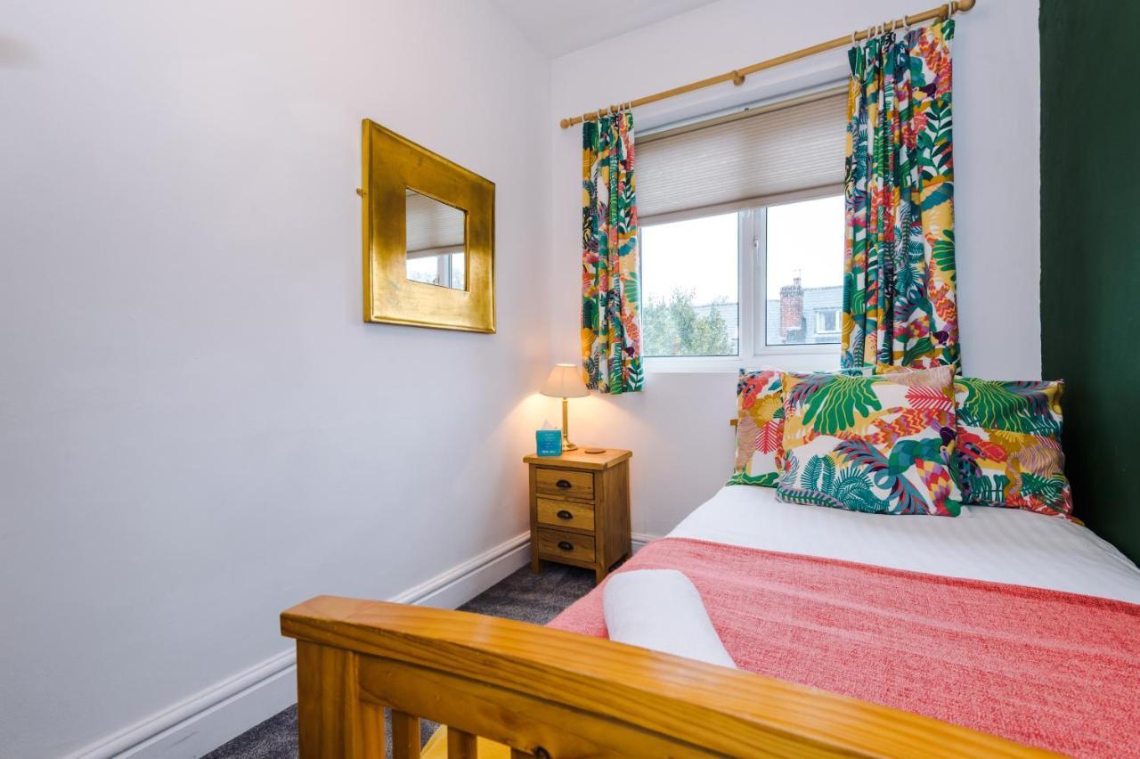 Villa Cosy House With Garden & Parking, Sheffield Extérieur photo